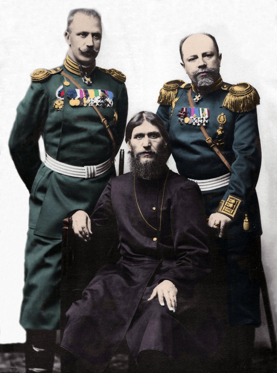 Grigori (Grigory) lefimovitš Novykh, joka tunnetaan nimellä Rasputin (Rasputin) (1869-1916) kapteeni von Lohmanin ja prinssi eversti Putyatinin kanssa. (Vasemmalta oikealle: Prinssi Mihail Putyatin, Grigory Rasputin ja eversti D Loman) tekijältä Photographer Russian
