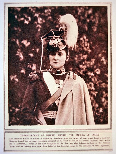 Venäjän keisarinna Venäjän Lancerien everstin univormussa tekijältä Photographer Russian