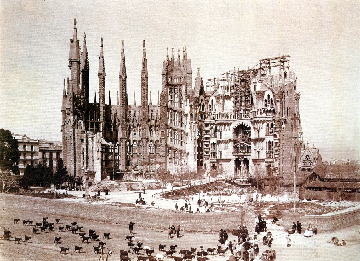 Näkymä Sagrada Familiasta, Barcelona, n. 1900 (b/w kuva) tekijältä Photographer Spanish