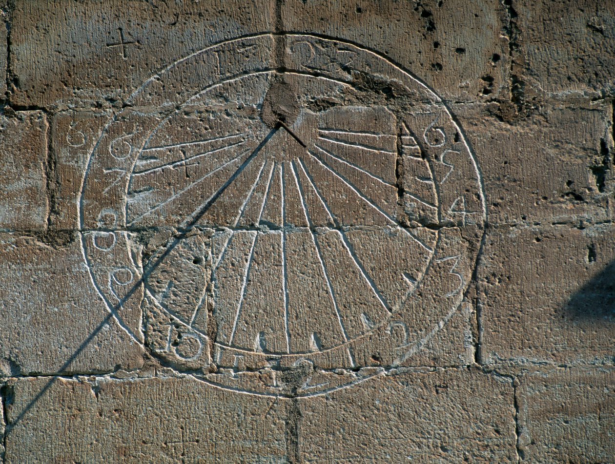 Aurinkokello, yksityiskohta Santa Maria la Majorin kirkosta, Montblancista, Kataloniasta. Yksityiskohta. Espanja tekijältä Blaise Nicolas Le Sueur