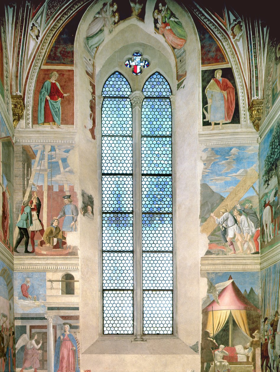 Näkymä apsiksen päätyseinästä, jossa on freskoja Legend of the True Cross -syklistä, valmistui 1464 (restauroinnin jälkeen) tekijältä Piero della Francesca