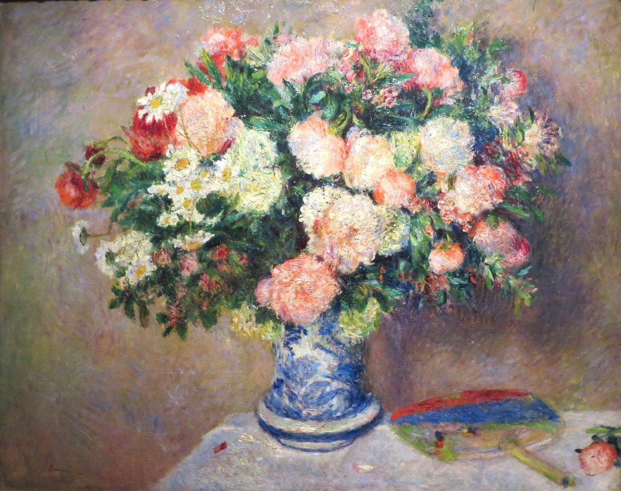 Kimppu krysanteemeja ja japanilainen tuuletin tekijältä Pierre Auguste Renoir