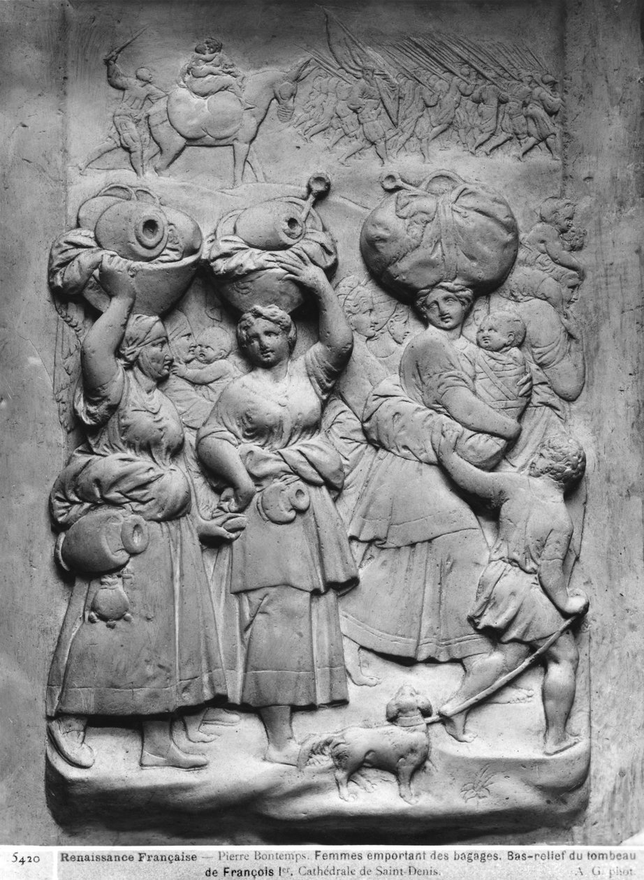 Francois I:n hauta 1494-1547 ja hänen vaimonsa Claude of France, yksityiskohta kylän naisten ryhmästä, joka pitelee matkatavaroita päässään, tilattu vuonna 1548 kipsi valettu bw photo tekijältä Pierre Bontemps