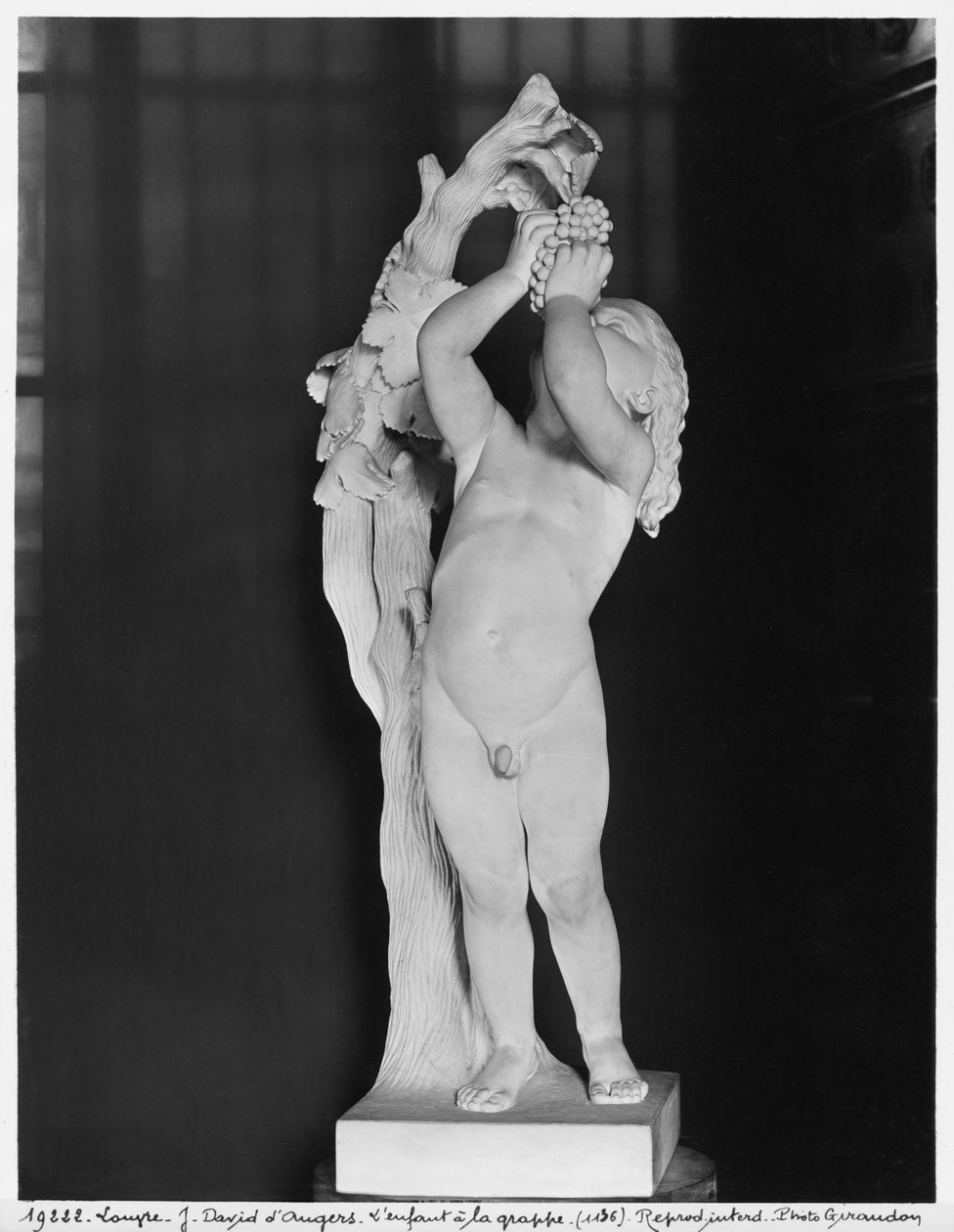 Lapsi viinirypäleillä, 1845 (marmori) (katso myös 414584) tekijältä Pierre Jean David d