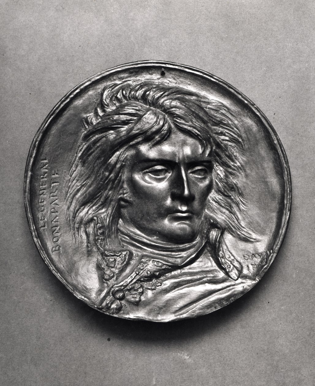 Kenraali Bonaparten (1769-1821) muotokuvamedaljonki n. 1830 (pronssi) tekijältä Pierre Jean David d