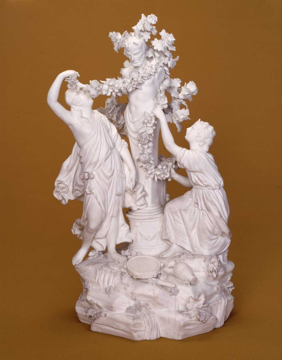 Figuuriryhmä Two Bacchantes Adorning Pan, Derby, n. 1780 (posliini) tekijältä Pierre Stephan