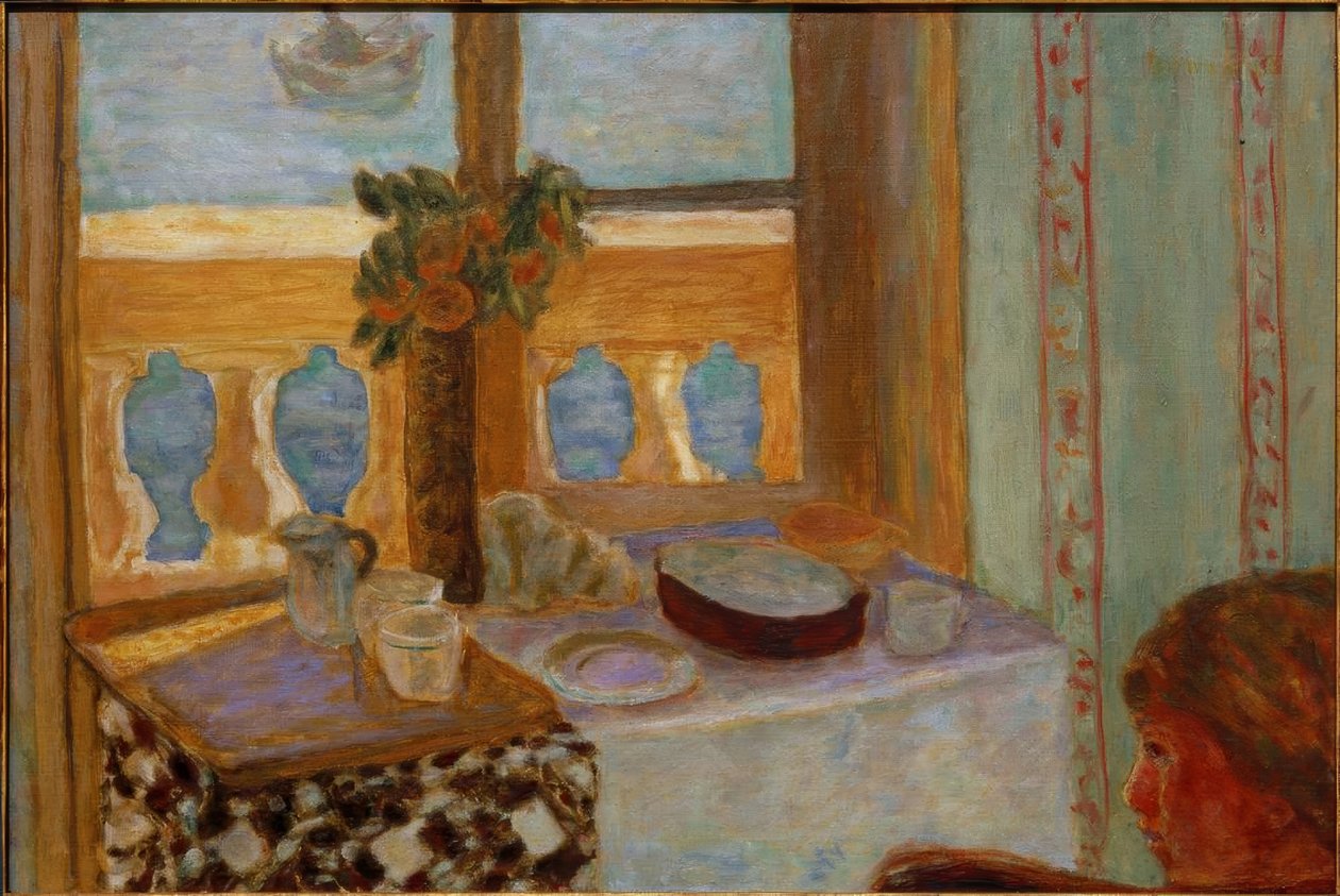 Sisustus parvekkeella / Valoisa sisustus / Nainen ikkunan vieressä / Ikkuna auki merelle (Antibes) tekijältä Pierre Bonnard