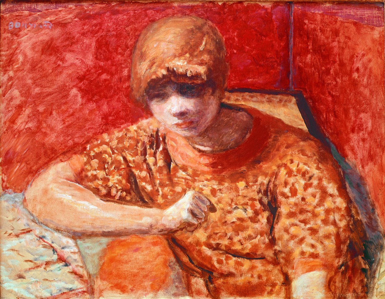 Oranssi pusero Nuori unenomainen nainen istuu on pöytä punaisella pohjalla. Pierre Bonnardin (1867-1947) maalaus 1913 Dim. 52x67 cm Pariisi, yksityinen kokoelma tekijältä Pierre Bonnard