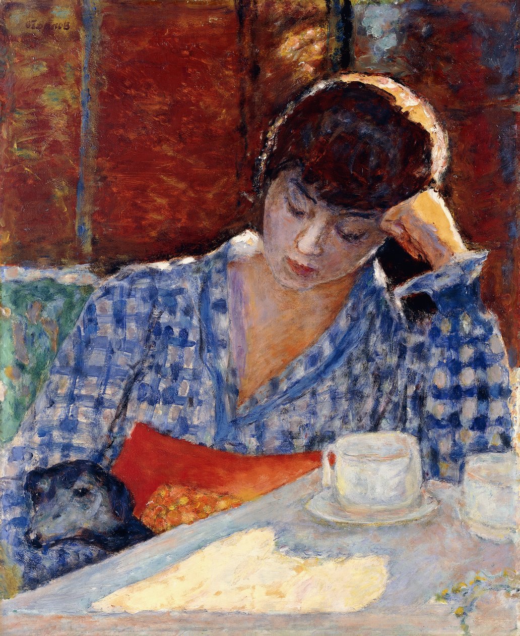 Nainen nojaa kyynärpäähän koiran ja asetelman kanssa tekijältä Pierre Bonnard