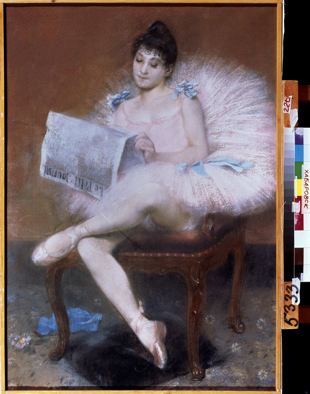 Istuva balettitanssija. Ballerina tutussa lukee "pientä sanomalehteä". tekijältä Pierre Carrier-Belleuse