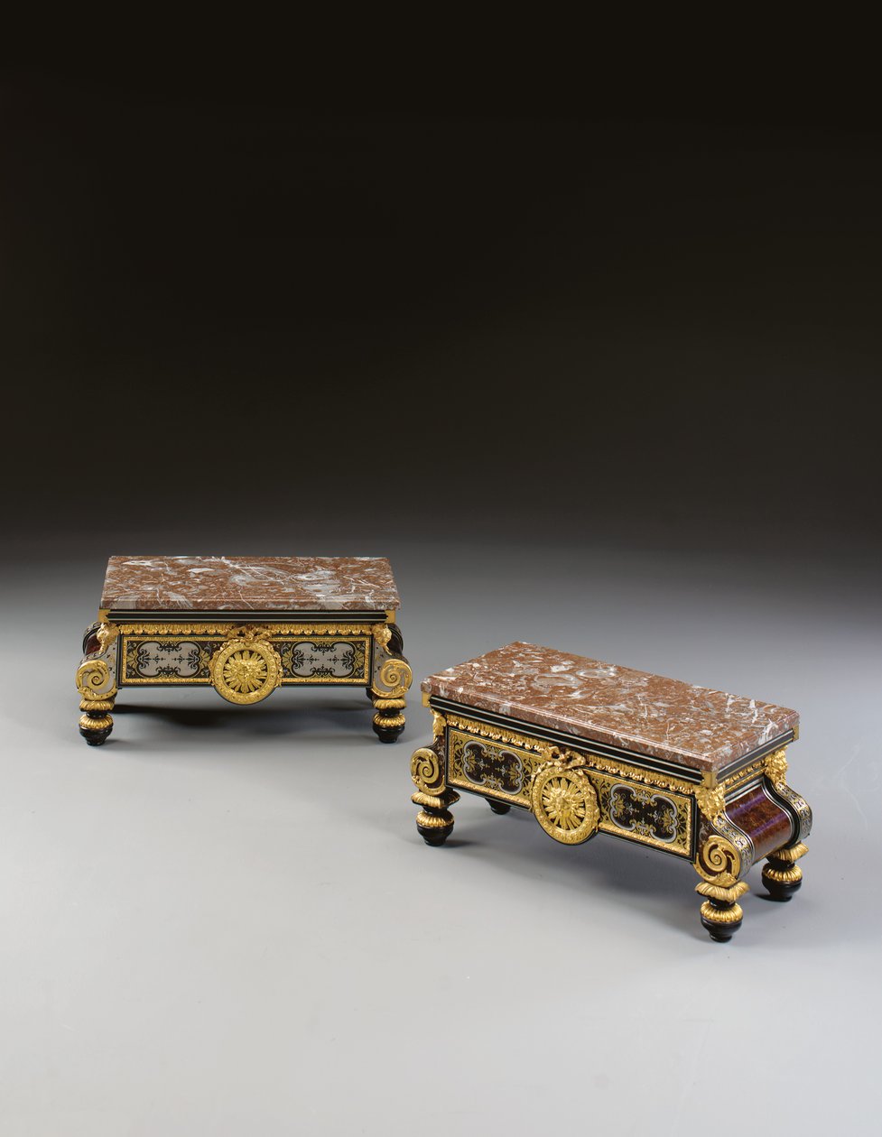 Pari restaurointitelineitä, 1800-luvun toinen neljännes (ormolu, tina, messinki, kilpikonnankuori, obony & ebonized Boulle-marquetry) tekijältä Pierre Etienne (attr. to) Levasseur