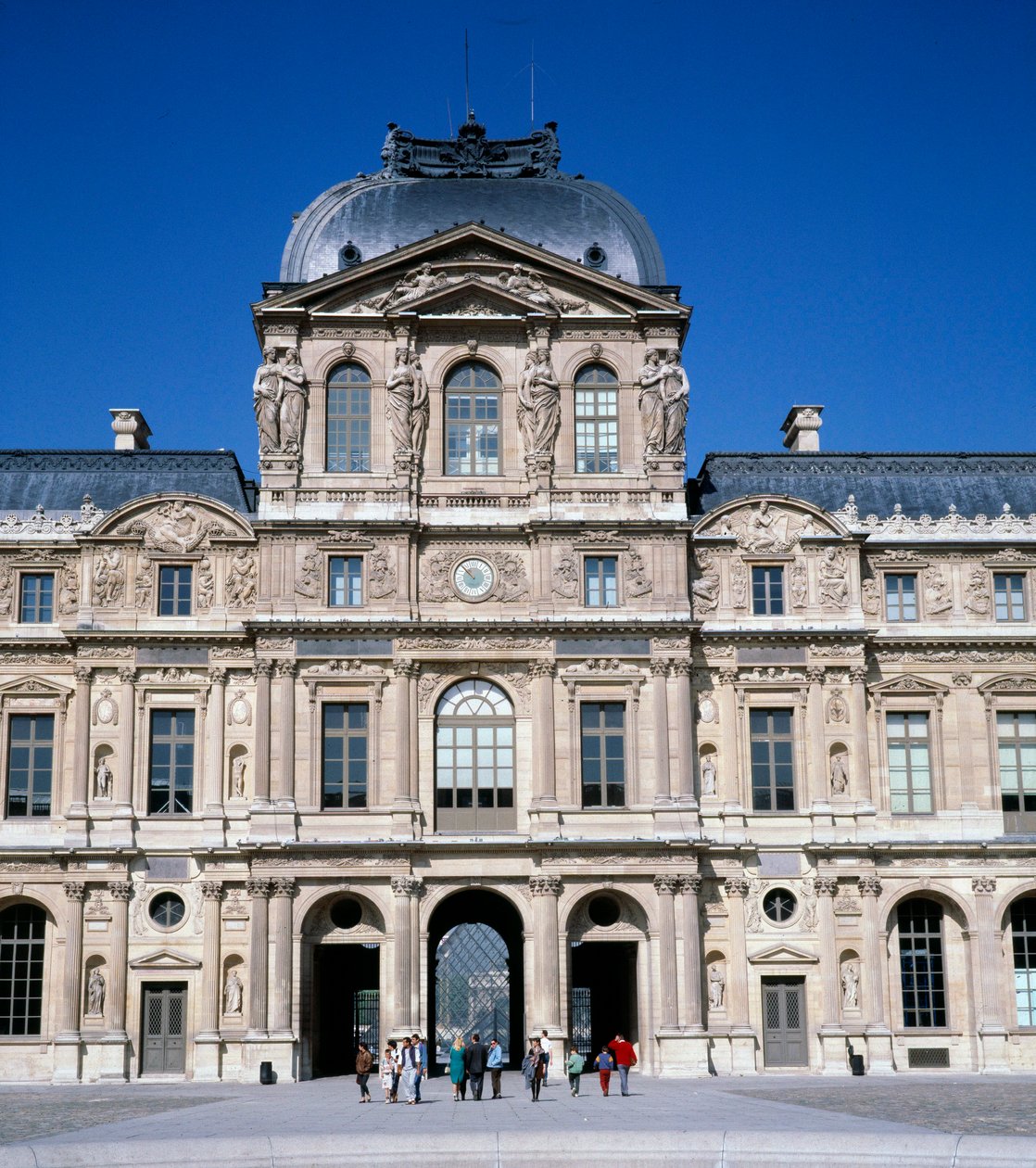Arkkitehtuuri: näkymä neliön sisäpihalle Louvressa. Toteuttanut Pierre Lescot (1515-1578) tekijältä Pierre Lescot
