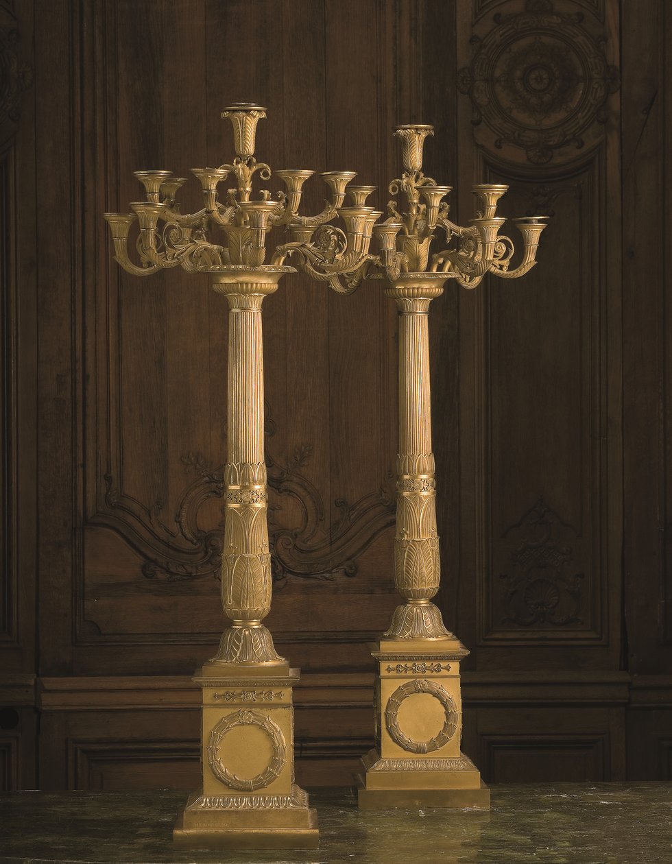 Pari Empire Ormolu kahdentoista haaraisen kynttilänjalan paria, 1800-luvun alku (kullattu pronssi). tekijältä Pierre Philippe Thomire