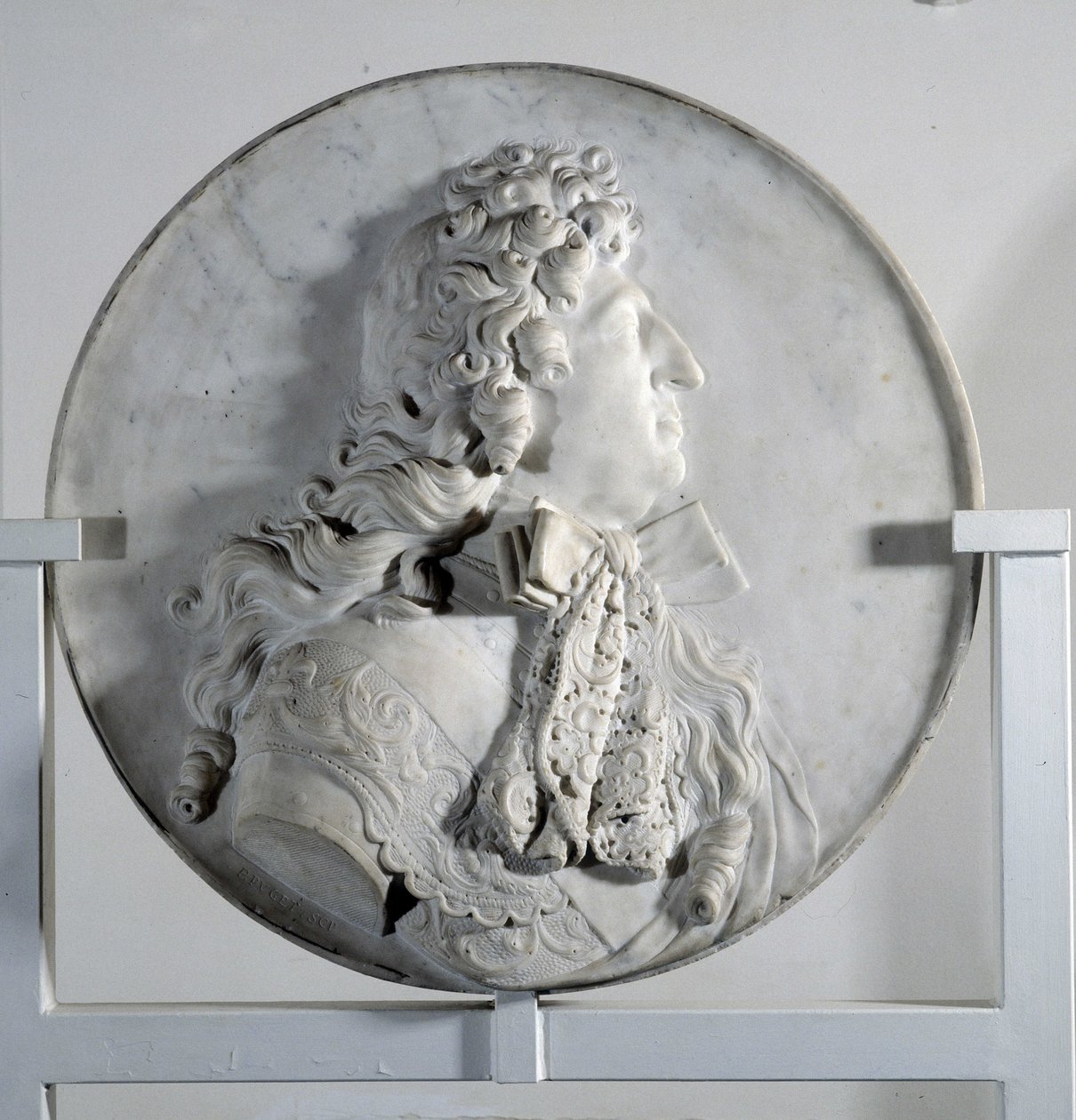 Matala kohokuvio Louis XIV:tä (1638-1715) edustava medaljonki (marmori) tekijältä Pierre Puget
