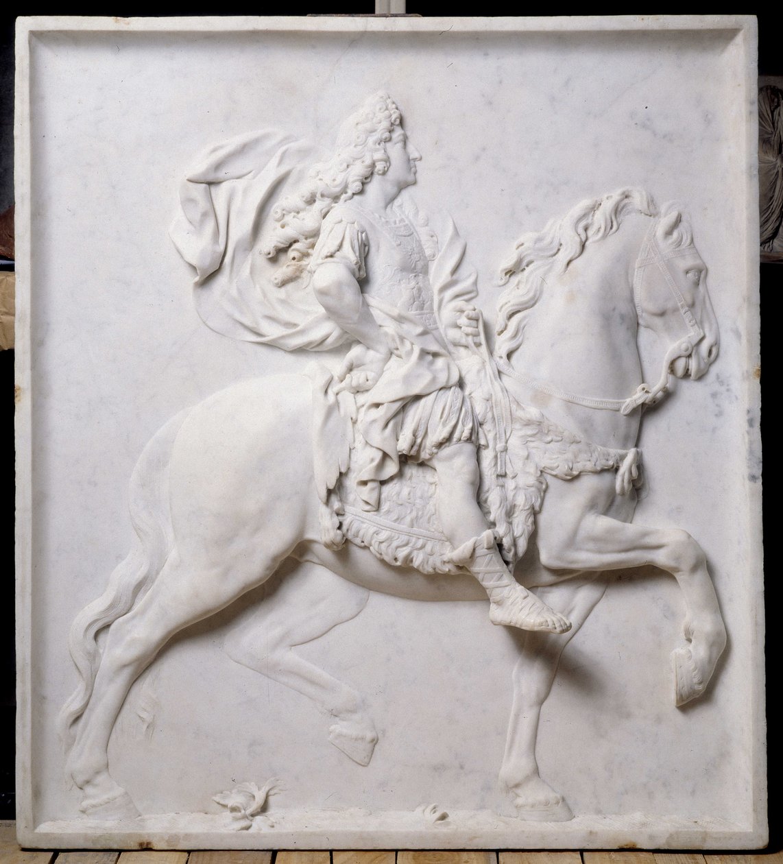 Matala reliefi, joka esittää Ludvig XIV:tä (1638-1715) hevosella (veistos) tekijältä Pierre Puget