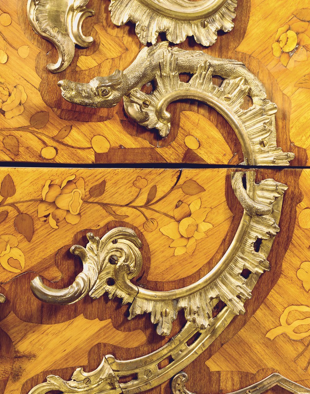 Adrien Delormen vähittäismyyjä Louis XV -lipun yksityiskohta (ormolu-asennettu tulppaanipuu, amarantti, hedelmäpuu ja marquetry) (katso myös 463007) tekijältä Pierre Roussel