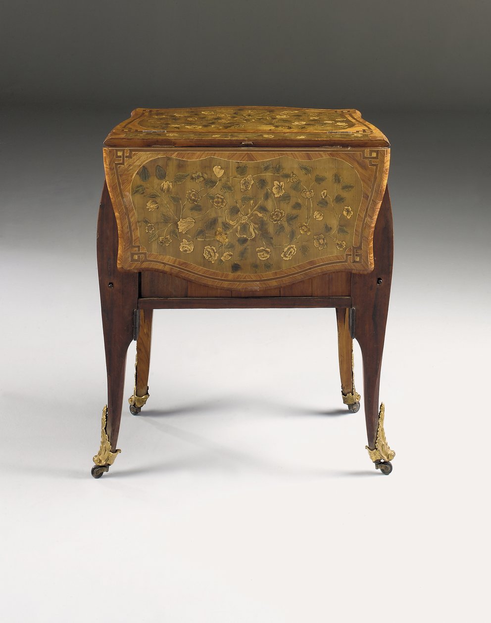 Ludvig XV lipasto, n. 1765-1770 (ormolu-asennettu tulppaanipuu, sycamore, amarantti ja marquetry) (katso myös 463004, 465390 ja 465391) tekijältä Pierre Roussel