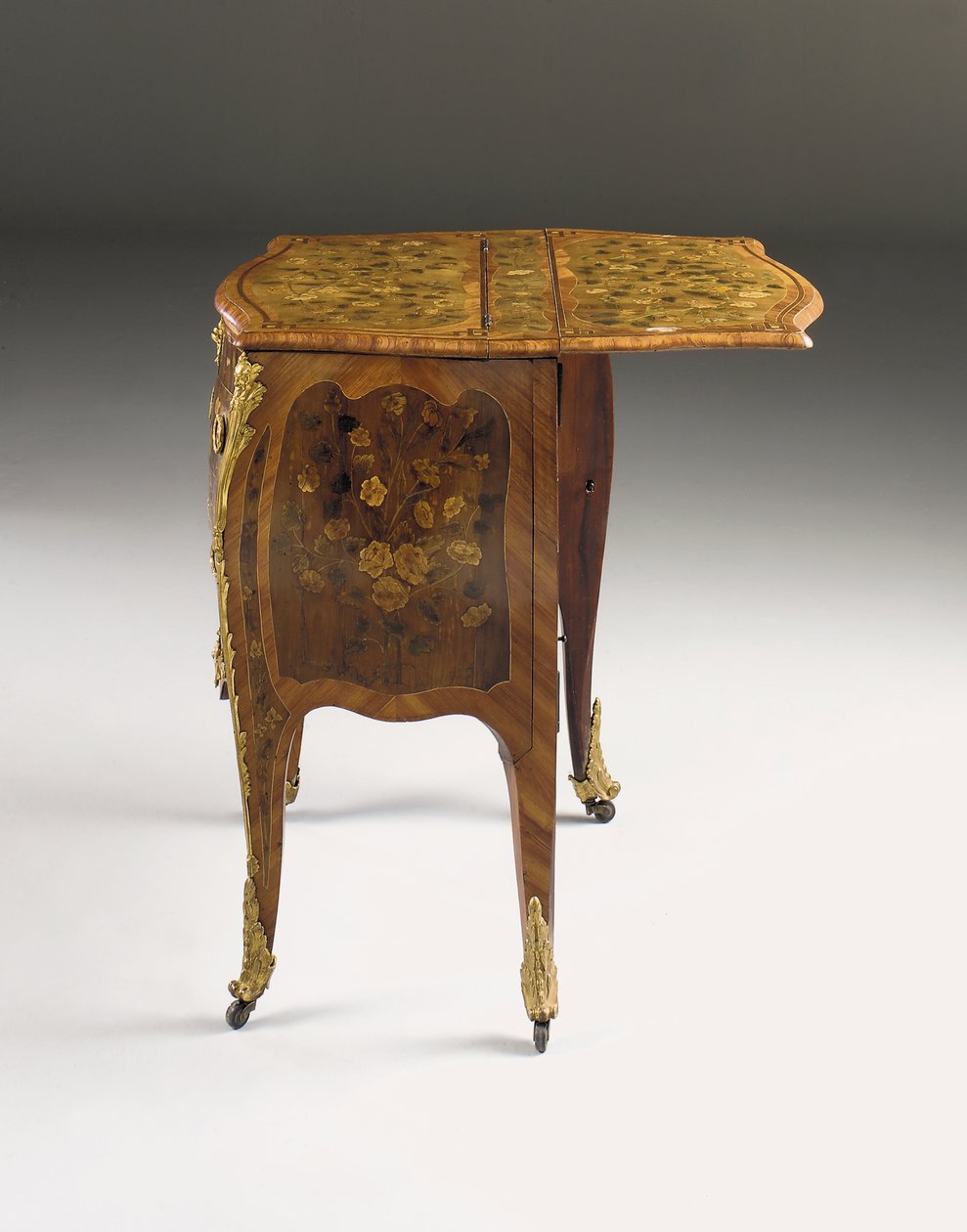Ludvig XV lipasto, n. 1765-70 (ormolu-asennettu tulppaanipuu, sycamore, amarantti ja marquetry) (katso myös 463003, 463004 ja 465391) tekijältä Pierre Roussel