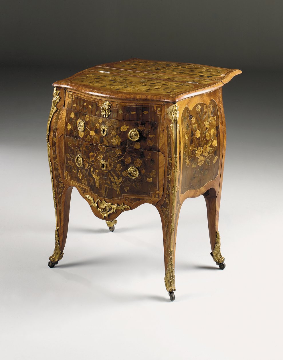 Ludvig XV lipasto, n. 1765-70 (ormolu-asennettu tulppaanipuu, sycamore, amarantti ja marquetry) (katso myös 463003, 463004 ja 465390) tekijältä Pierre Roussel