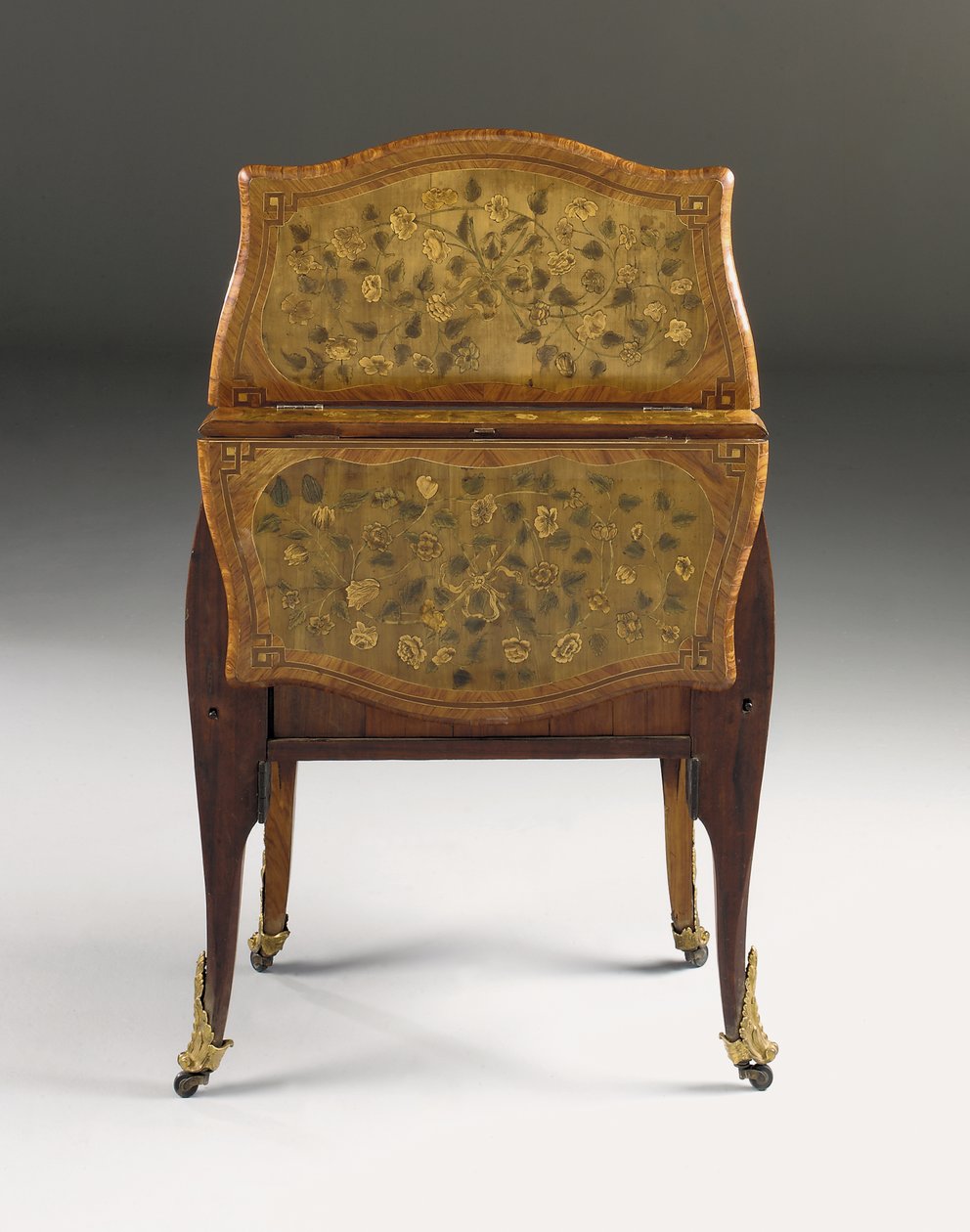 Louis XV lipasto, n. 1765-1770 (ormoluihin kiinnitetty tulppaanipuu, sycamore, amarantti ja marquetry) (katso myös 463003, 465390 ja 465391) tekijältä Pierre Roussel