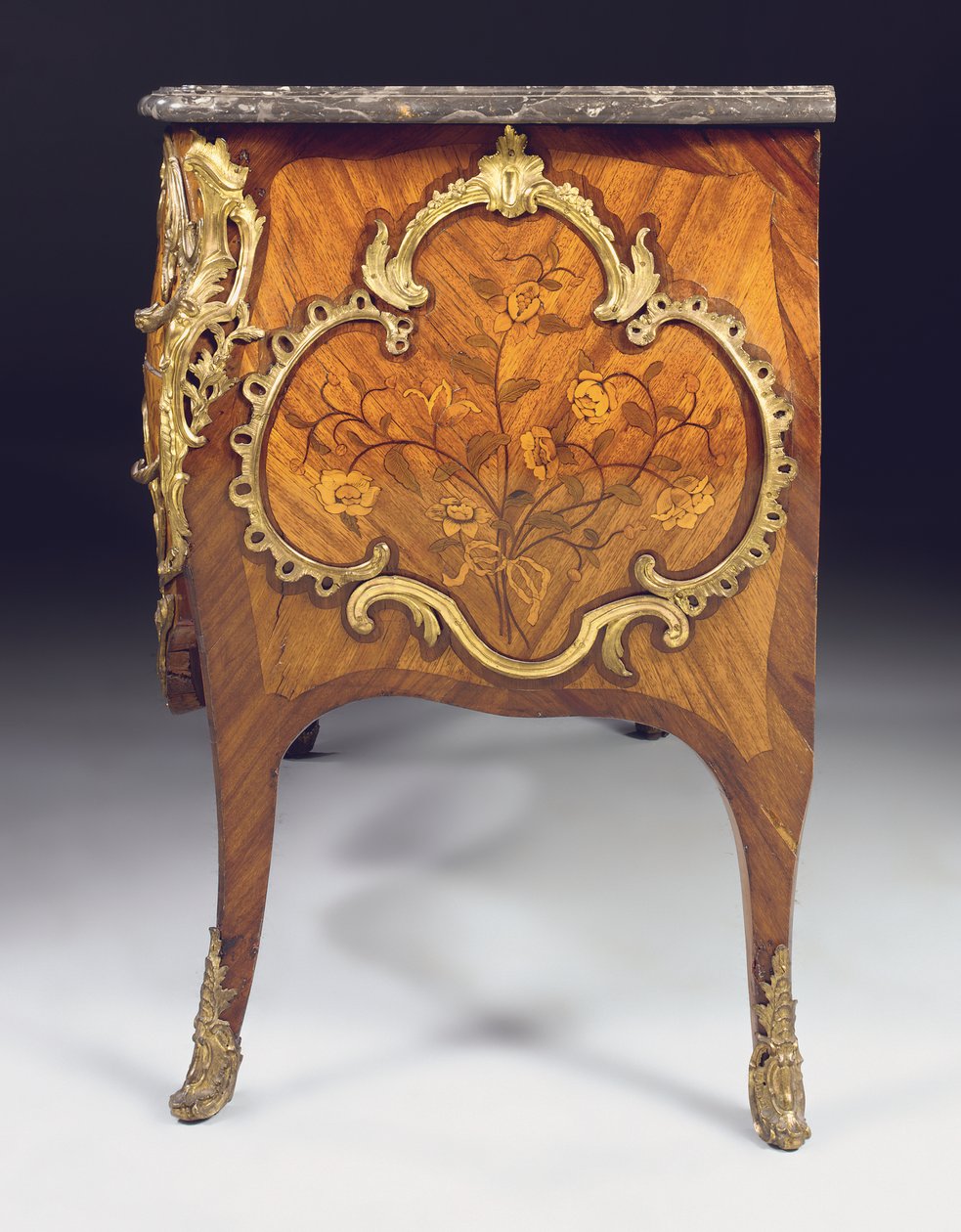Ludvig XV lipasto, jälleenmyyjä Adrien Delorme (ormolu-asennettu tulppaanipuu, amarantti, hedelmäpuu ja marquetry) (katso myös 463008) tekijältä Pierre Roussel
