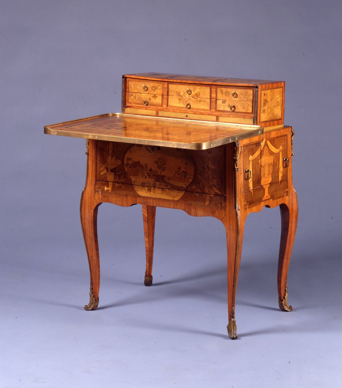 Siirtymäpöytä a la Bourgogne (ormolu-asennettu tulppaanipuu & marquetry) (katso myös 463011, 463013 ja 463014) tekijältä Pierre Roussel