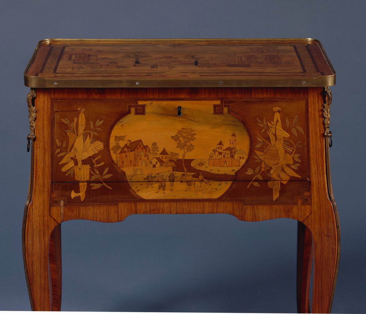 Siirtymäpöytä a la Bourgogne, yksityiskohta (ormolu-asennettu tulppaanipuu & marquetry) (katso myös 463012, 463013 ja 463014) tekijältä Pierre Roussel