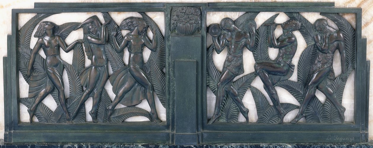 Friisi, joka kuvaa kolmea klassisen tanssin tyttöä ja kolmea muusikkoa, n. 1910-1935 (patinoitu pronssi, raidallinen valkoinen marmori, vihreä marmorialusta) tekijältä Pierre le Faguays