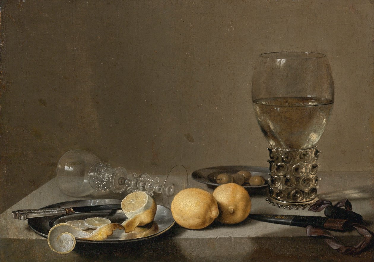 Stillleben mit zwei Zitronen, einem Venezianer Glas, Roemer, Messer und Oliven auf einem Tisch tekijältä Pieter Claesz