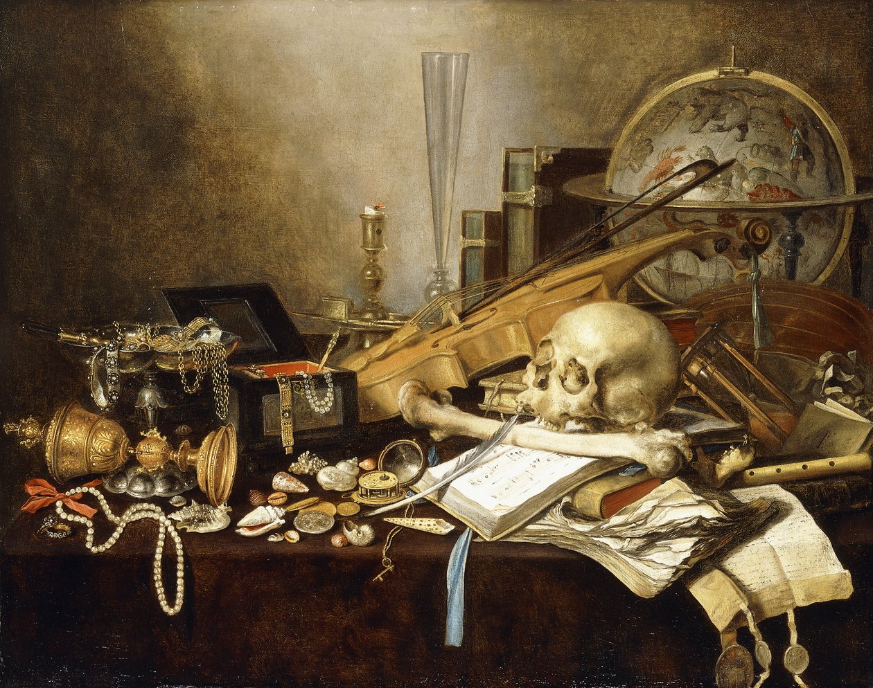 Vanitas-asetelma soittimista ja käsikirjoituksista, käännetty kullattu pikari, koruarkku, kynttilänjalka, astrologinen maapallo, helminauha, jalokiviä, simpukoita, pääkallo ja reisiluu sekä tiimalasi päällystetyllä pöydällä, 1653 tekijältä Pieter Claesz