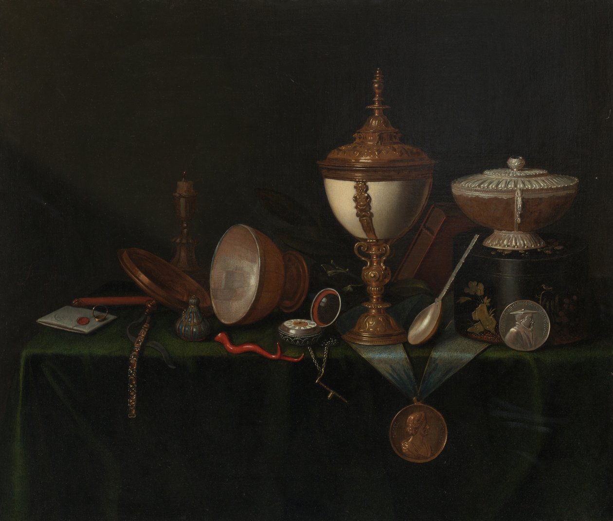 Asetelma strutsimunan kupin ja Whitfield Heirloomsin kanssa, c. 1670. tekijältä Pieter Gerritsz van Roestraeten