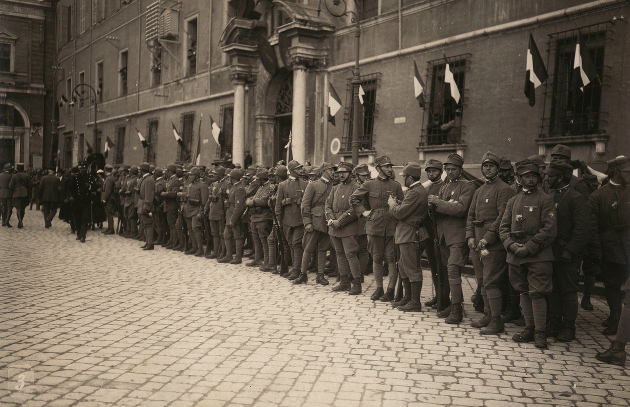 Albumi "The GM R. Army (World War I)": sotilasjoukot Ravennan kaupungin kadulla, joka on koristeltu juhlavasti ikkunoiden kolmivärillä (m/w kuva) tekijältä Pietro Bezzi