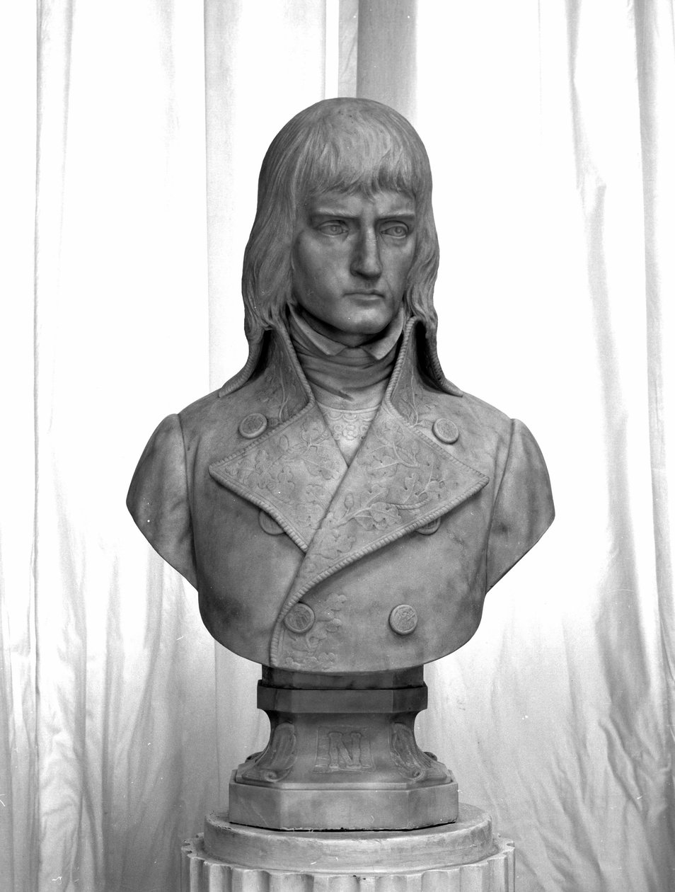 Napoleon Bonaparten rintakuva Italian armeijan nuorena kenraalina 1794. 1888. Pietro Fumeon marmoriveistos. Milano, Museo del Risorgimento. tekijältä Pietro Fumeo