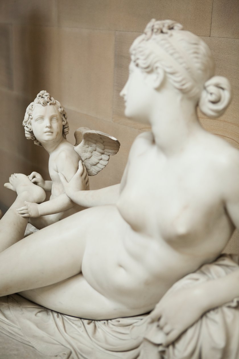 Venus ja Cupid poistamassa piikkia jalkastaan tekijältä Pietro Tenerani