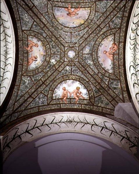 Ang semicircular ionic portico, detalye ng ceiling vault na pinalamutian ng putti sa isang gardenfinn tekijältä Pietro Venale