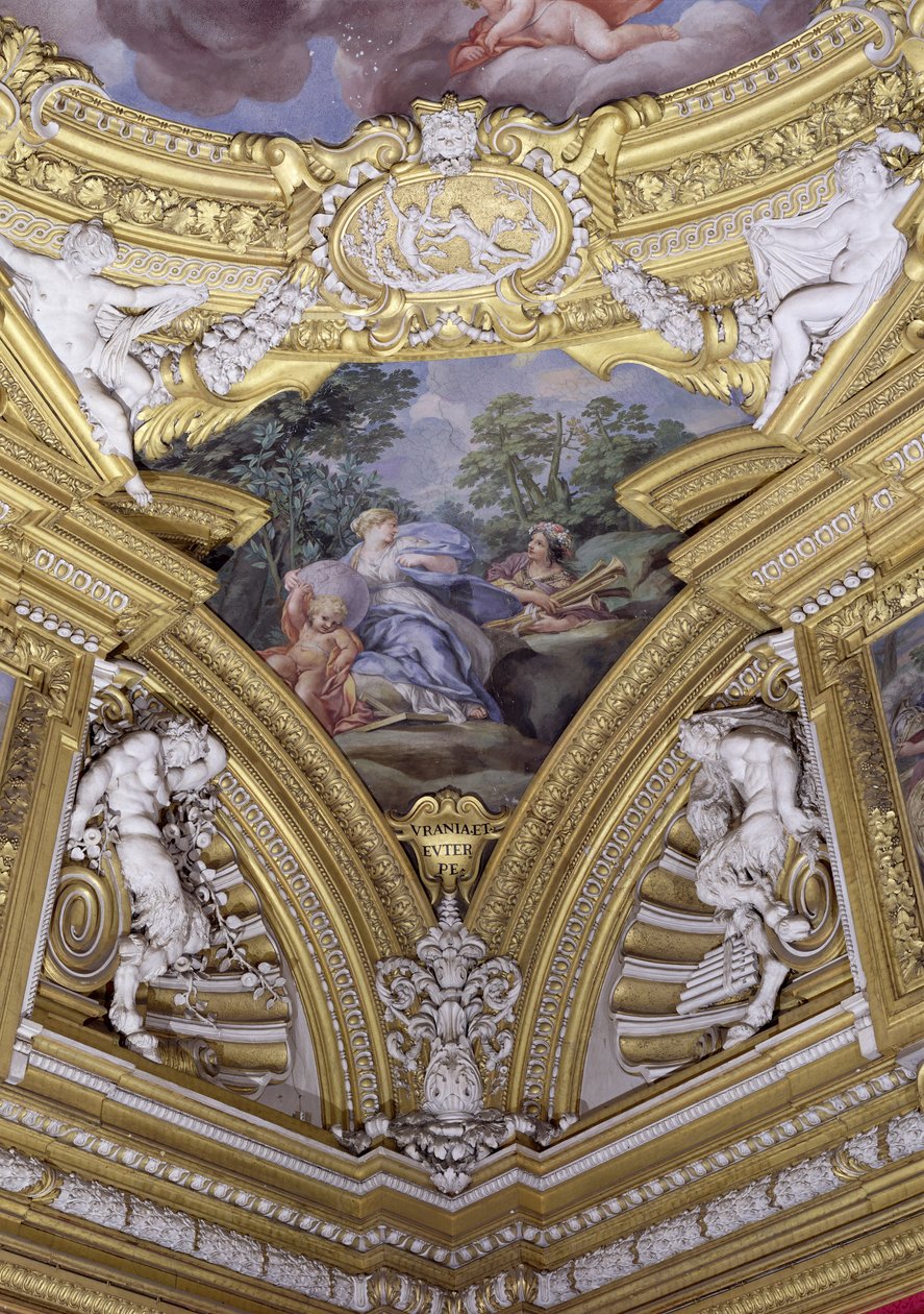 Sala di Apollo Apollon sali yksityiskohta Uraniaa ja Euterpea esittävästä riipuksesta, n.1647 fresko. tekijältä Pietro da Cortona