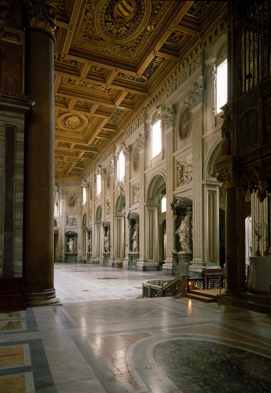 Näkymä Pyhän Johanneksen basilikan (San Giovanni in Laterano) keskuslaivolle. Katon on todennäköisesti toteuttanut Pirro Ligorio (1510-1583) tekijältä Pirro Ligorio