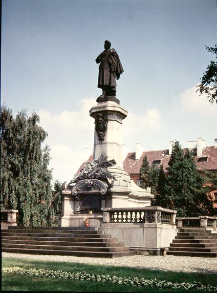 Adam Mickiewiczin (1798-1855) patsas pystytettiin vuonna 1898 tekijältä Polish School