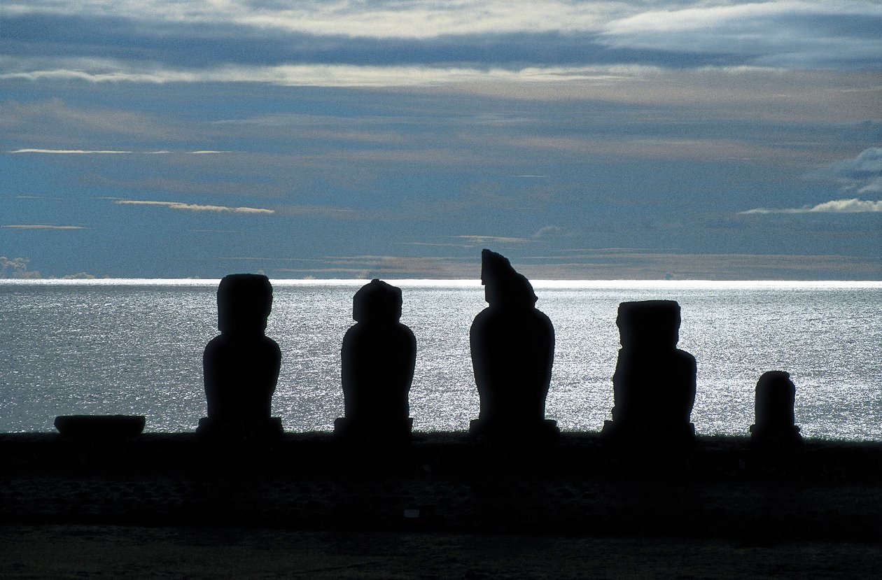 Moai-patsaat, Rapa Nuin kansallispuisto, Pääsiäissaari, Chile tekijältä Polynesian Polynesian