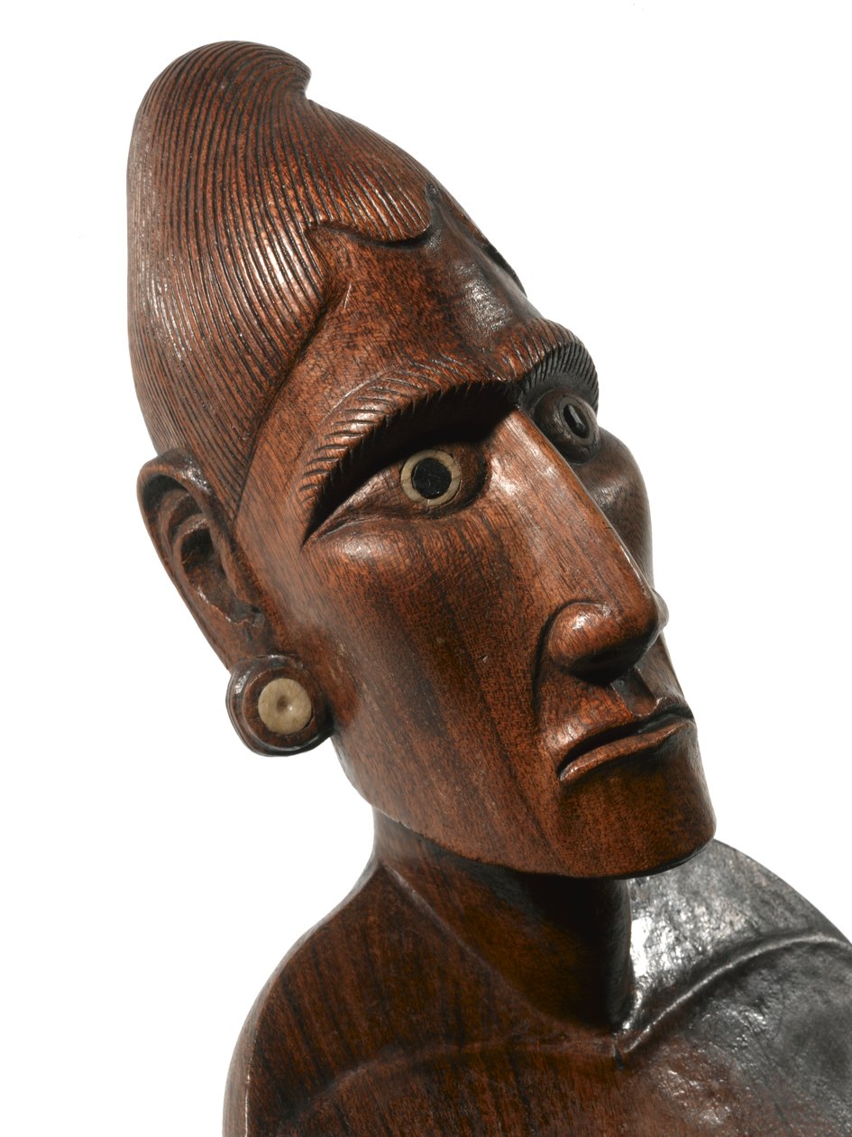 Naishahmo (moai papa) Rapa Nuista (Pääsiäissaari) (puu, luu ja obsidiaani) (MSC 3822528:n tiedot) tekijältä Polynesian School