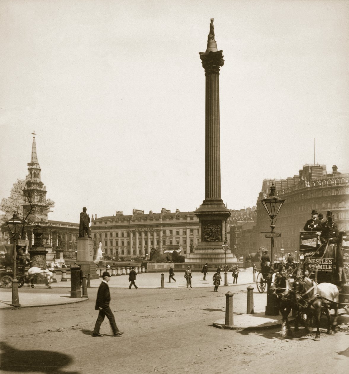 Trafalgar Square, Lontoo, 11. toukokuuta 1893 tekijältä Portuguese Photographer