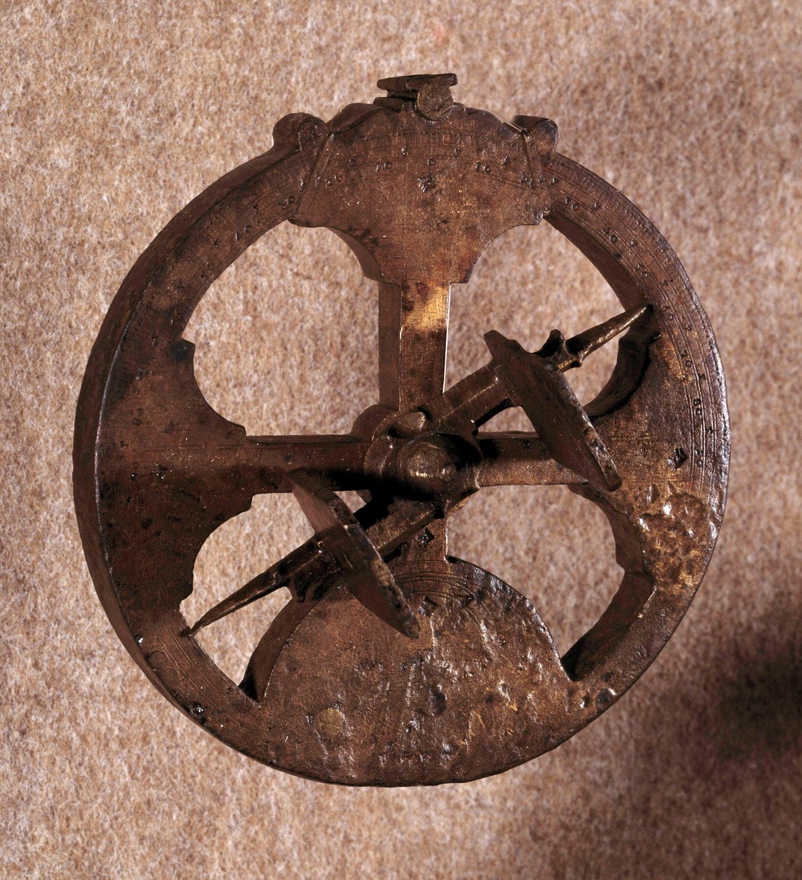 Astrolaabi, astronominen mittauslaite, jota navigaattorit käyttävät. Valmistettu Portugalissa. 1648. tekijältä Portuguese School