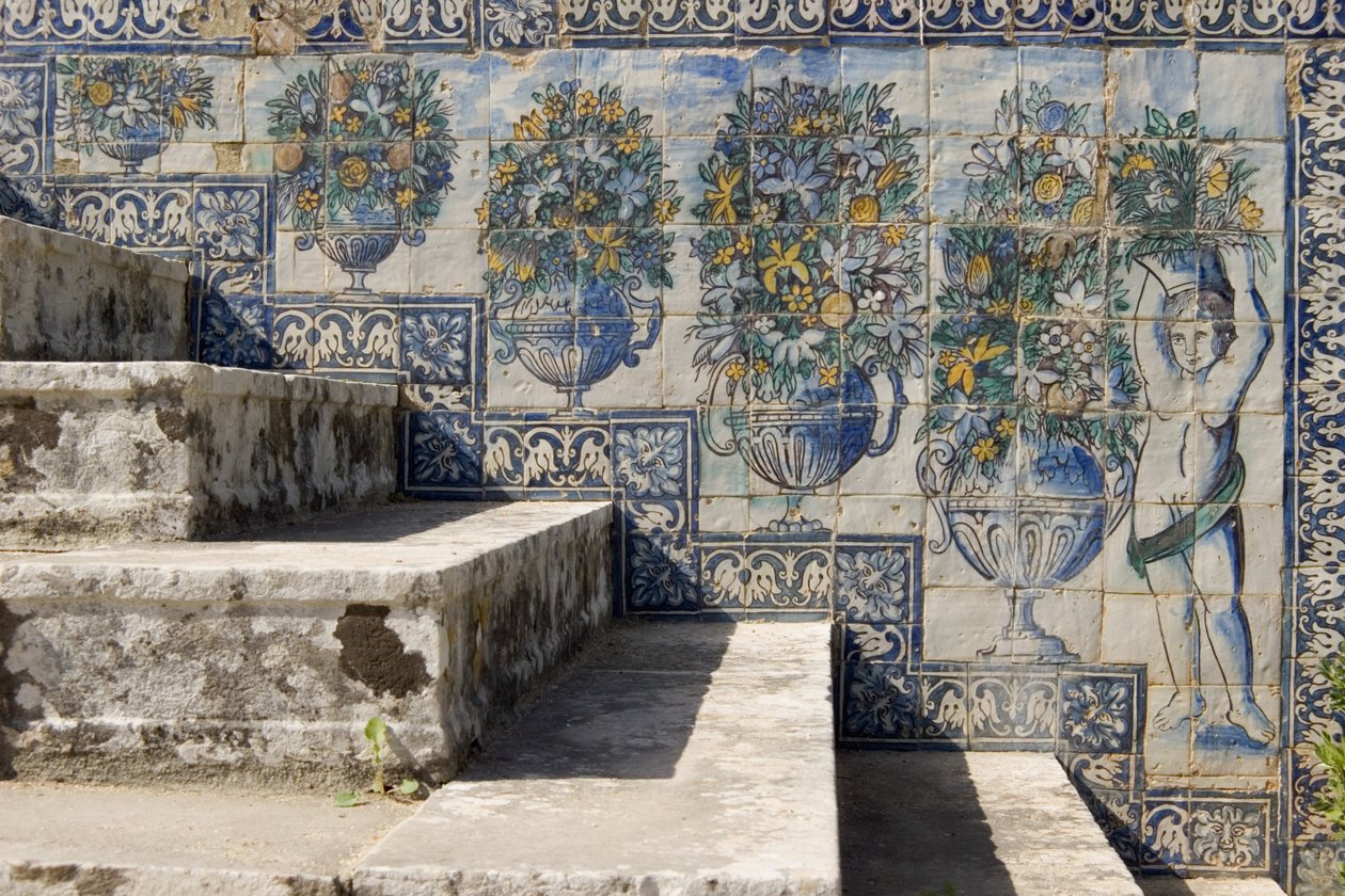 Azulejos-laatat palatsin puutarhassa (keraamiset) tekijältä Portuguese School