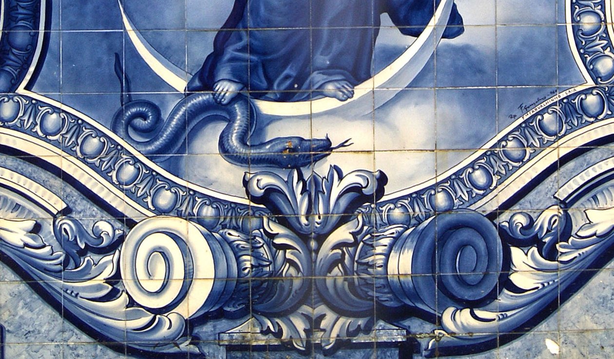 Yksityiskohta koristepaneelista, jossa neitsyt Maria murskaa käärmeen, Lamego, Portugali. 1738 (keraamiset laatat) tekijältä Portuguese School