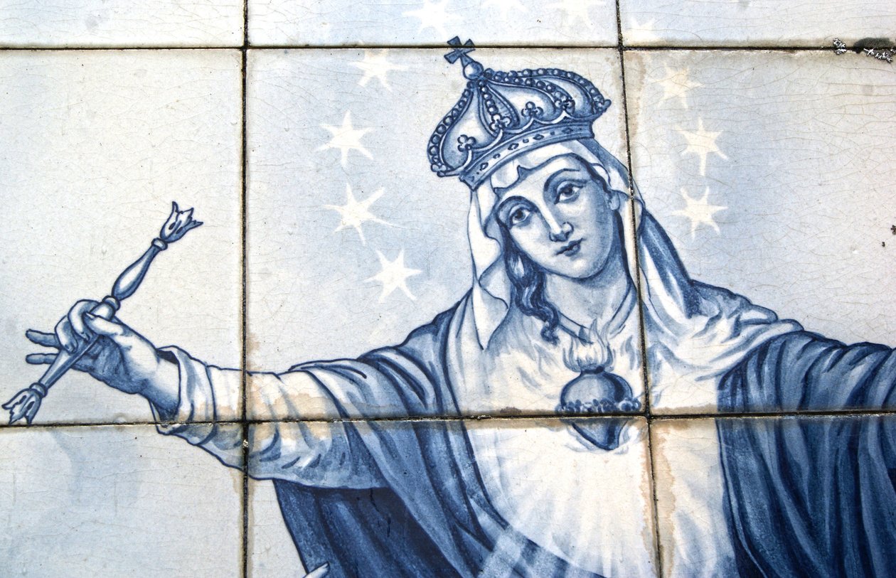 Yksityiskohta Neitsyt Marian koristeellisesta paneelista, joka näyttää hänen murskaavan käärmeen, Lamego, Portugali. 1738 (keraamiset laatat) tekijältä Portuguese School