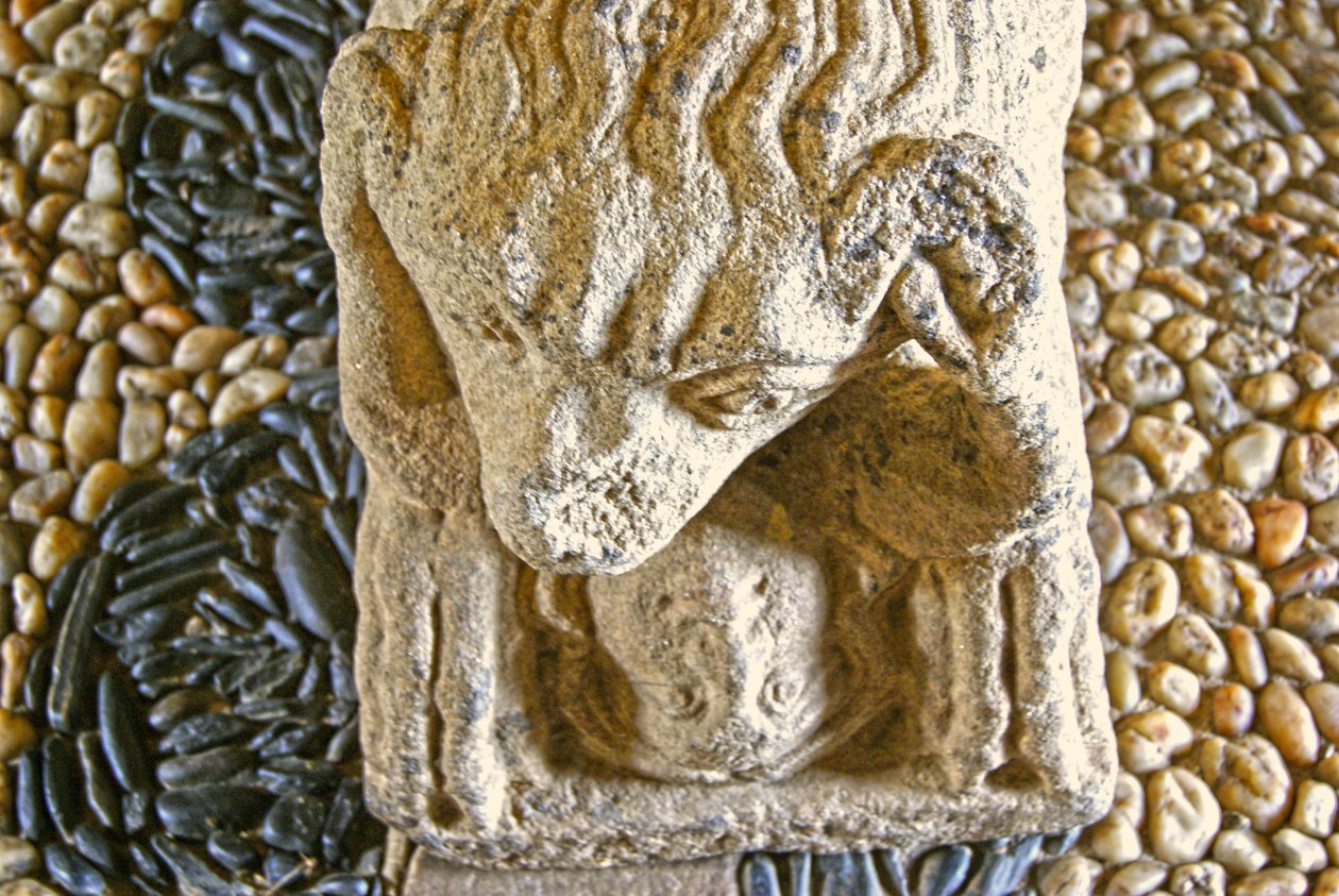 Leijona syö miestä, D. Afonso Piresin sarkofagin pohja, Porton entinen piispa, Lamego, Portugali n. 1372 (kivi) tekijältä Portuguese School