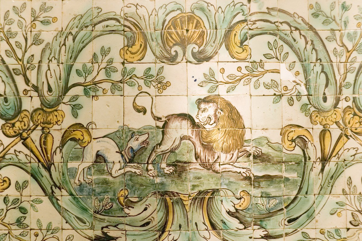 Majolika, joka kuvaa leijonaa jahtaavaa koiraa, metsästyshuoneesta Palacio da Praiassa, Belemissä, n. 1680 (keraaminen) tekijältä Portuguese School