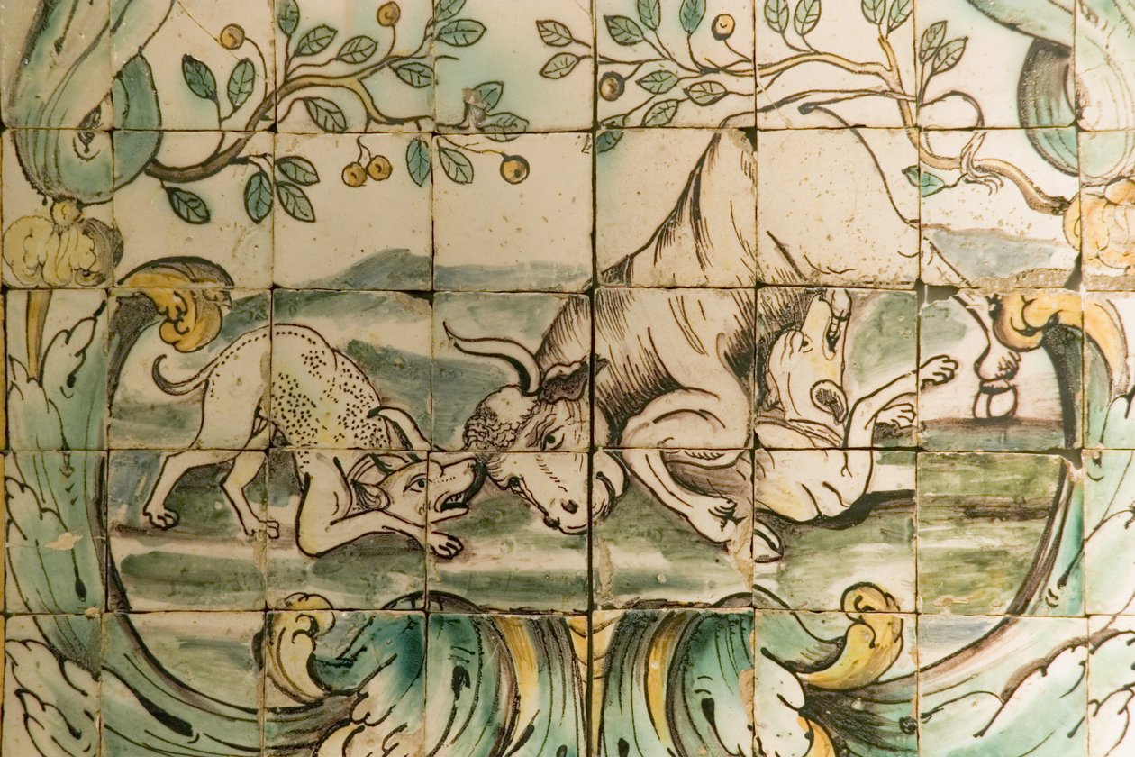 Majolikalaatat, jotka kuvaavat koiria hyökkäämässä härän kimppuun, metsästyshuoneesta Palacio da Praiassa, Belemissä, n. 1680 (keraaminen) tekijältä Portuguese School
