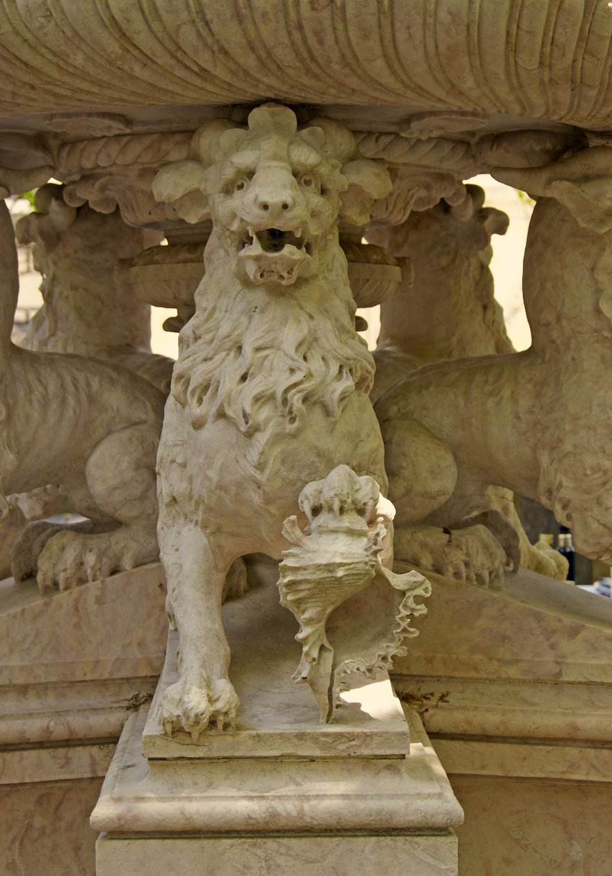 Myyttinen sarvimainen leijona Atlantes suihkulähteen juurella, Quinta da Regalia, Sintra, Portugali n. 1915 (kivi) tekijältä Portuguese School