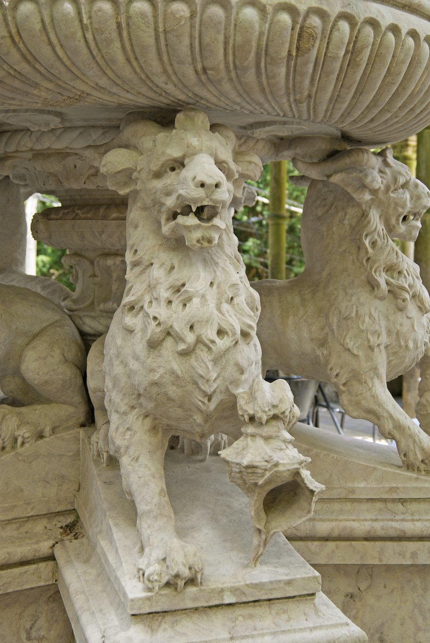 Myyttinen sarvimainen leijona Atlantes suihkulähteen juurella, Quinta da Regalia, Sintra, Portugali n. 1915 (kivi) tekijältä Portuguese School